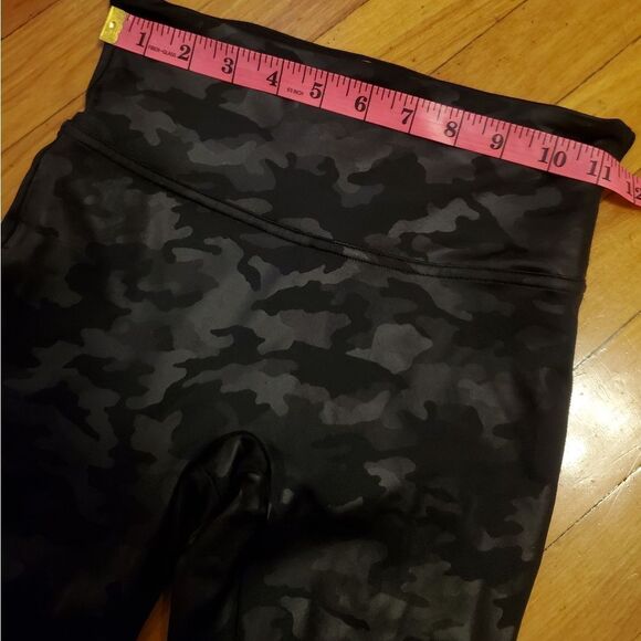 Spanx Faux leather Camo leggings. Black and grey. Shimmers. Size S. 26,5" Inseam - Picture 5 of 13